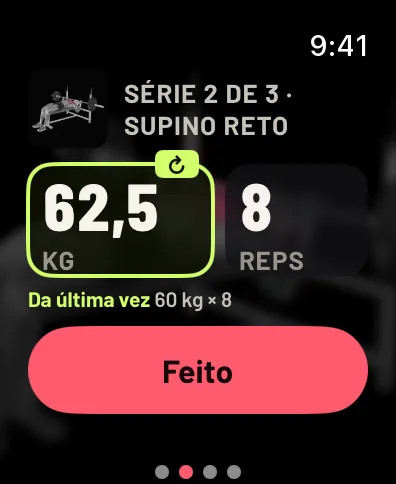Série 2 de 3, supino reto: uma foto pequena do exercício, 62,5 kg e 8 reps, Da última vez 60 kg por 8, e o botão Feito. Dados de exemplo.