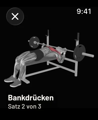 Das Bankdrücken-Foto bildschirmfüllend auf der Uhr, darunter der Name und Satz 2 von 3. Beispieldaten.