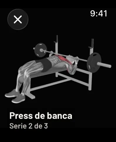 La foto del press de banca a pantalla completa en el reloj, con su nombre y Serie 2 de 3 debajo. Datos de ejemplo.