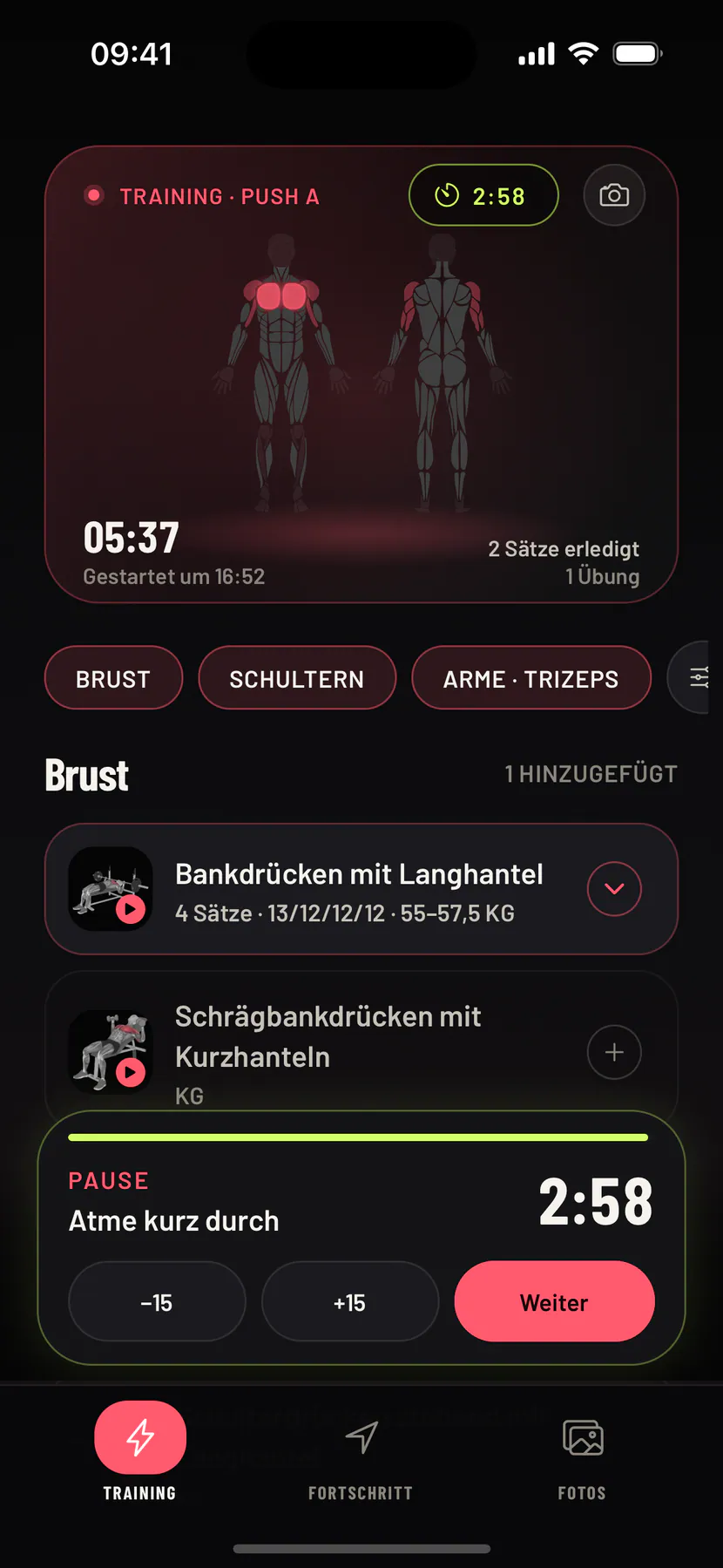 Ein laufendes Training in Gym Commitment: ein Satz abgehakt, die Pause läuft, das Gewicht vom letzten Mal neben dem nächsten Satz. Beispieldaten.