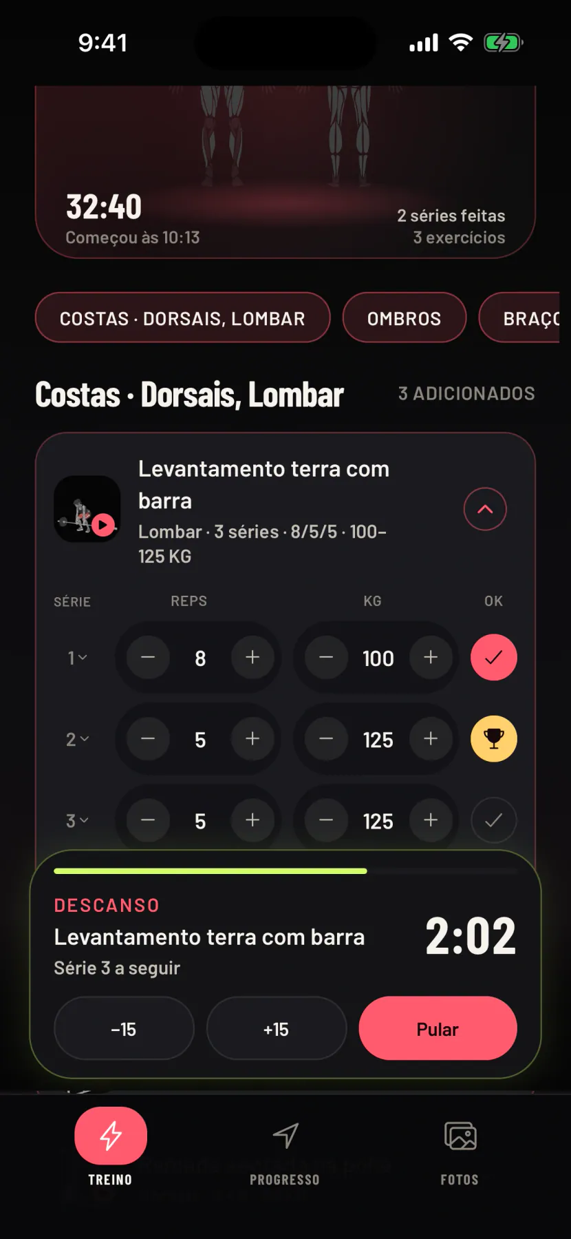 Um treino em andamento no Gym Commitment: uma série marcada, o descanso correndo e a carga da última vez ao lado da próxima série. Dados de exemplo.