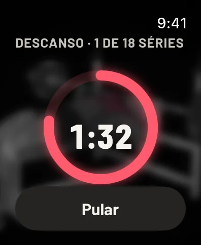Descanso, 1 de 18 séries: um anel contando com 1:32 restantes e o botão Pular. Dados de exemplo.