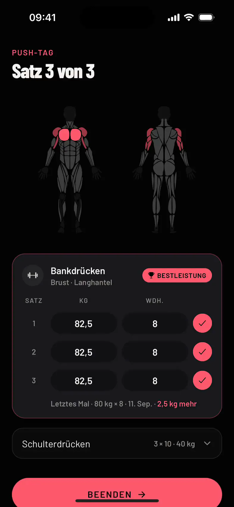 Push-Training: Bankdrücken mit abgehakten Sätzen, mehr Gewicht als beim letzten Mal, die Brust auf der Körperfigur hervorgehoben und ein Abzeichen für die Bestleistung