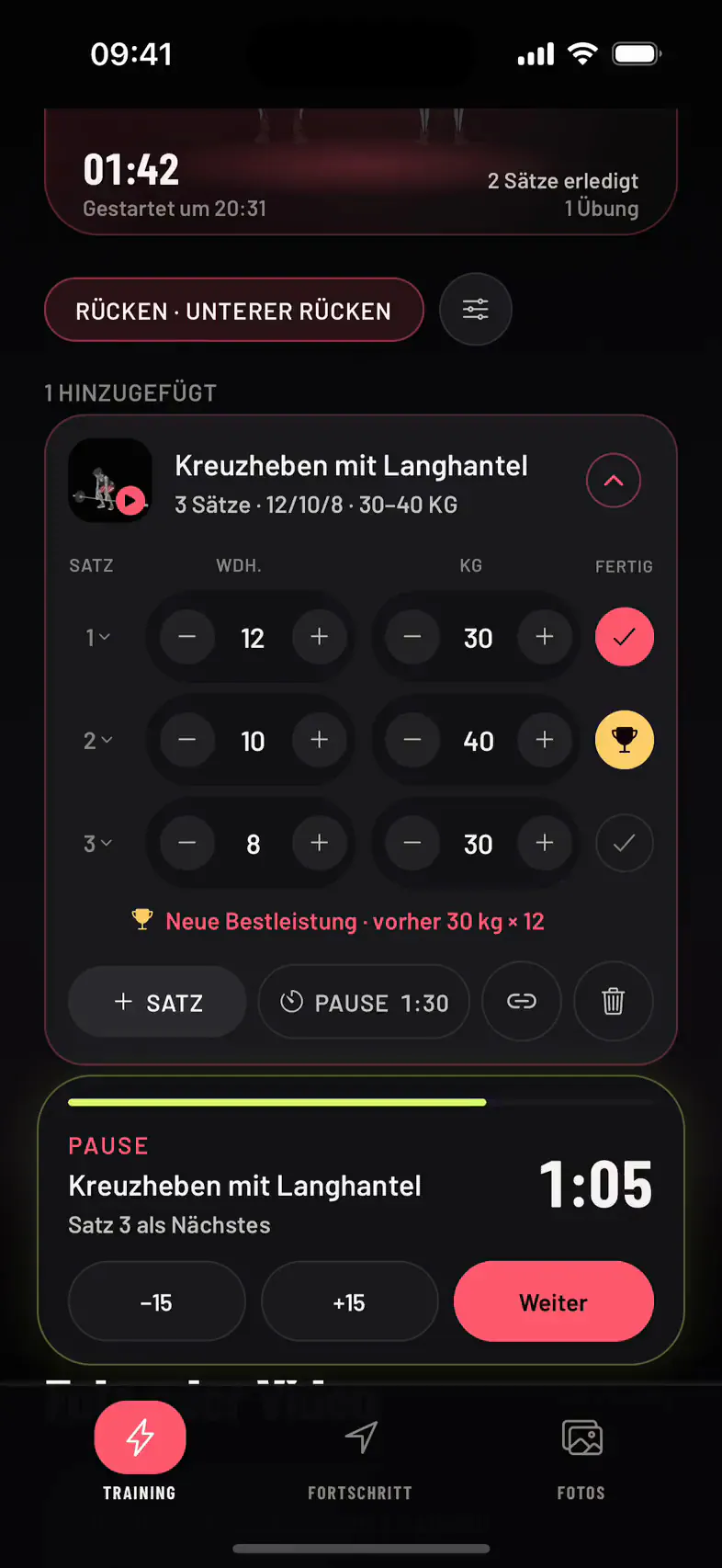 Kreuzheben mit Langhantel in einem laufenden Training: ein abgehakter Satz mit mehr Gewicht als je zuvor wird zur neuen Bestleistung mit goldenem Pokal, und der Pausentimer startet