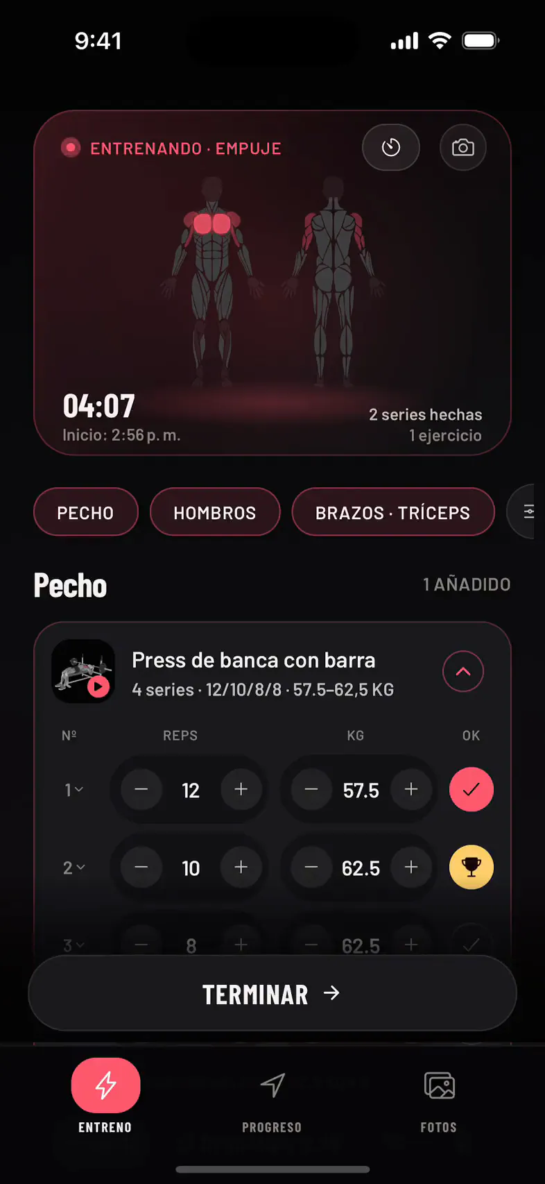 Día de empuje: el press de banca con las tres series marcadas y más peso que la última vez, el pecho iluminado en la figura del cuerpo y una insignia de mejor serie
