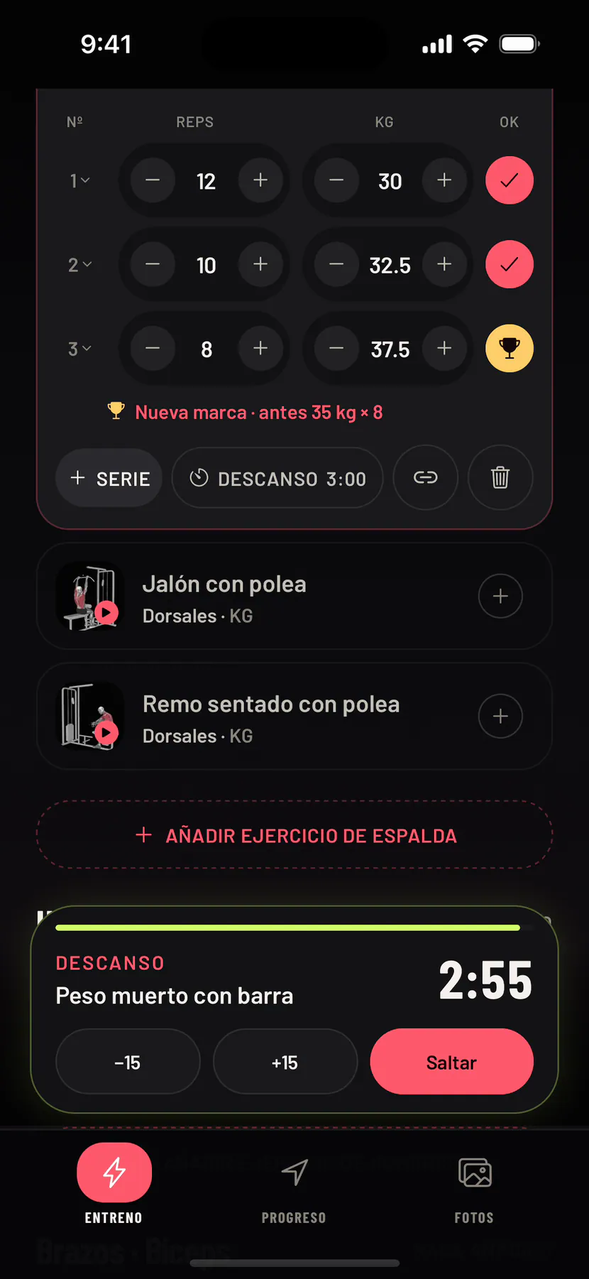 Peso muerto con barra en una sesión en vivo: al marcar una serie con más peso que nunca aparece un trofeo dorado con el aviso de nueva marca, y arranca el temporizador de descanso