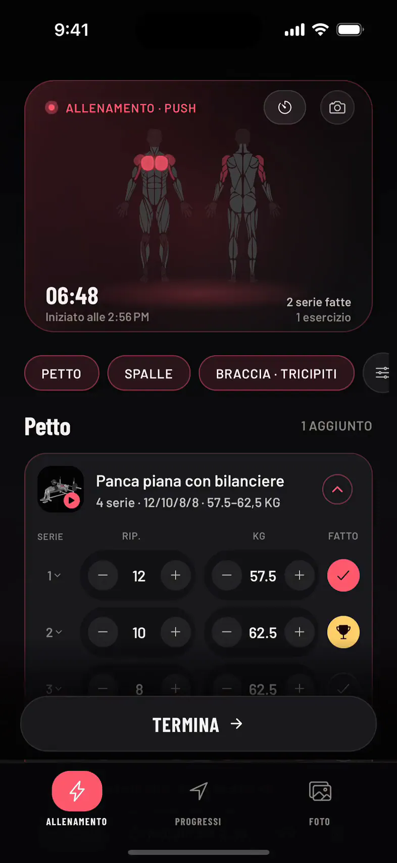 Allenamento push: panca piana con le serie spuntate, più peso dell'ultima volta, il petto illuminato sulla figura del corpo e un badge Record